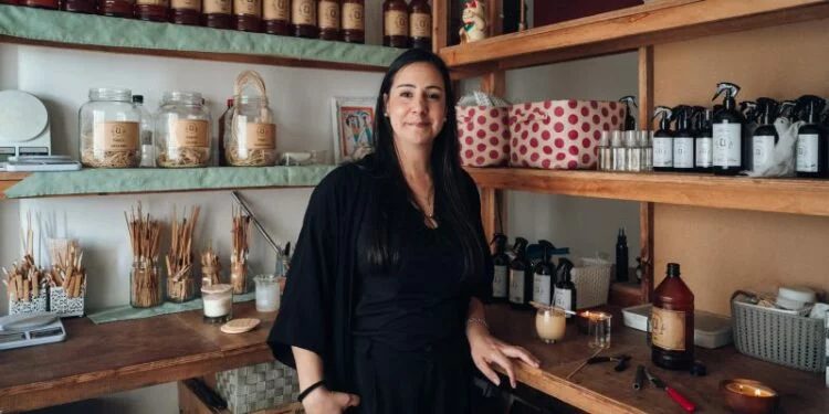Yamila Cicaré trabajando en la elaboración de velas de soja en Almacén de Velas by Usha, Córdoba