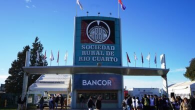 Corte de cinta inaugural de la 92ª Exposición Rural de Río Cuarto, con autoridades y público en el pórtico de la Sociedad Rural