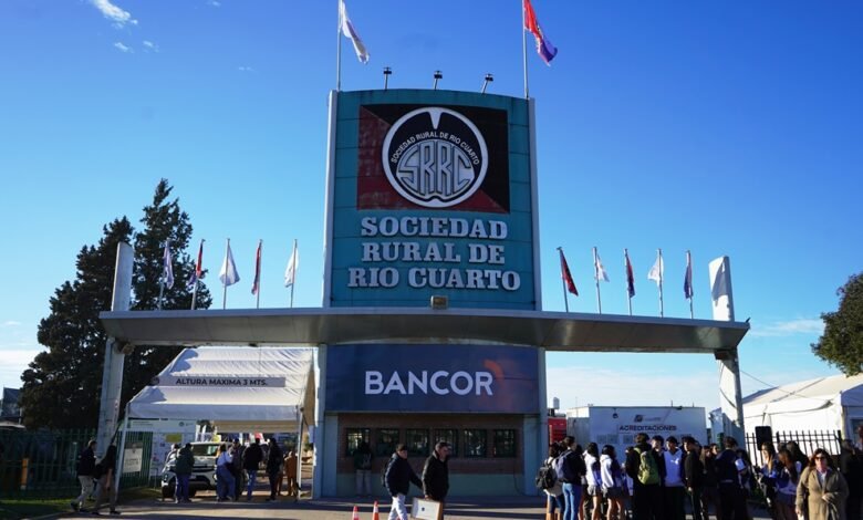 Corte de cinta inaugural de la 92ª Exposición Rural de Río Cuarto, con autoridades y público en el pórtico de la Sociedad Rural