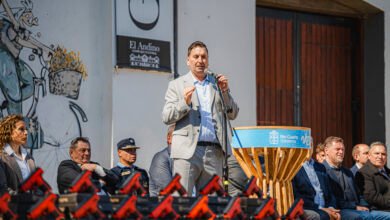Guardias locales de Río Cuarto recibiendo armas de letalidad reducida y chalecos balísticos en el Galpón Blanco de la Cultura
