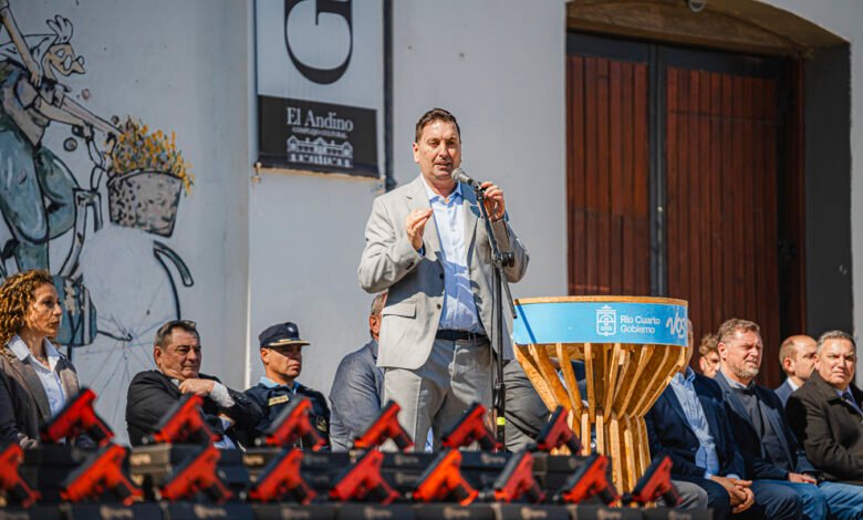 Guardias locales de Río Cuarto recibiendo armas de letalidad reducida y chalecos balísticos en el Galpón Blanco de la Cultura