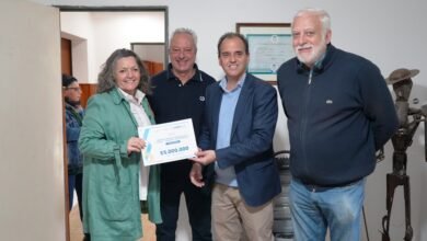 Entrega de fondos del gobierno provincial a dirigentes de instituciones de Río Cuarto
