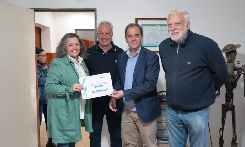 Entrega de fondos del gobierno provincial a dirigentes de instituciones de Río Cuarto