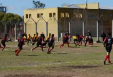 Jugadores de rugby internos compitiendo en el Complejo Carcelario Reverendo Padre Luchesse, Bouwer