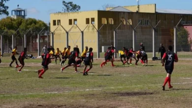 Jugadores de rugby internos compitiendo en el Complejo Carcelario Reverendo Padre Luchesse, Bouwer