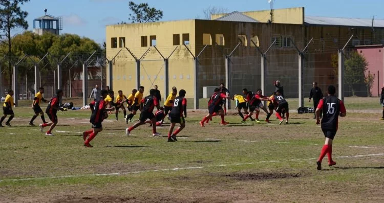 Jugadores de rugby internos compitiendo en el Complejo Carcelario Reverendo Padre Luchesse, Bouwer