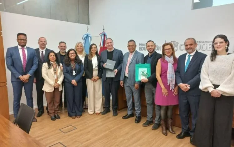 Ministro Horacio Ferreyra y delegación brasileña en reunión de cooperación educativa