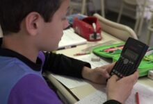 Niños de tercer grado participando en la Olimpiada Matific en una aula digital de Córdoba