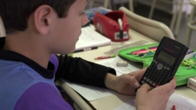 Niños de tercer grado participando en la Olimpiada Matific en una aula digital de Córdoba