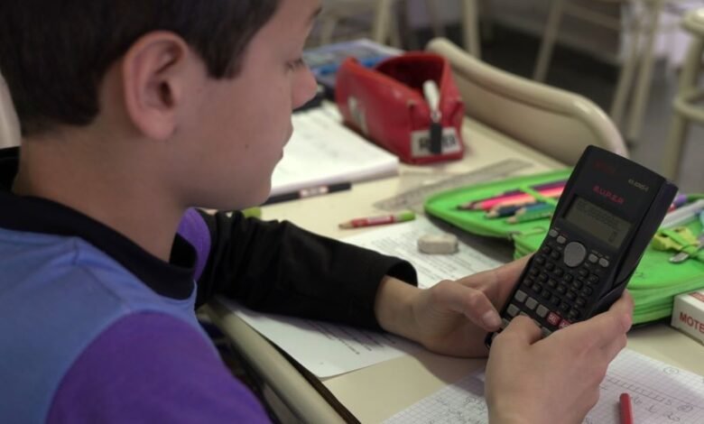 Niños de tercer grado participando en la Olimpiada Matific en una aula digital de Córdoba