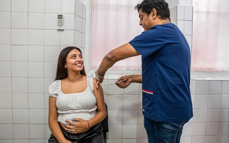 Médico aplicando la vacuna contra el VSR a una mujer embarazada en un centro de salud cordobés
