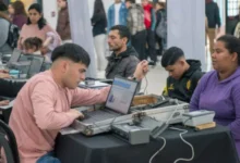 Equipo municipal atendiendo a vecinos en la Escuela Fray Mamerto Esquiú y el Club Super Deportivo