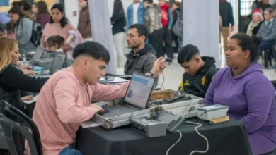 Equipo municipal atendiendo a vecinos en la Escuela Fray Mamerto Esquiú y el Club Super Deportivo