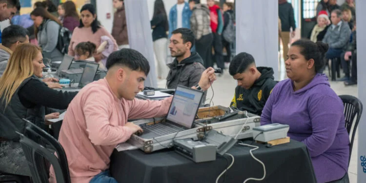 Equipo municipal atendiendo a vecinos en la Escuela Fray Mamerto Esquiú y el Club Super Deportivo
