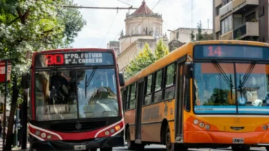 Choferes de la UTA Córdoba en parada de autobús durante el estado de alerta