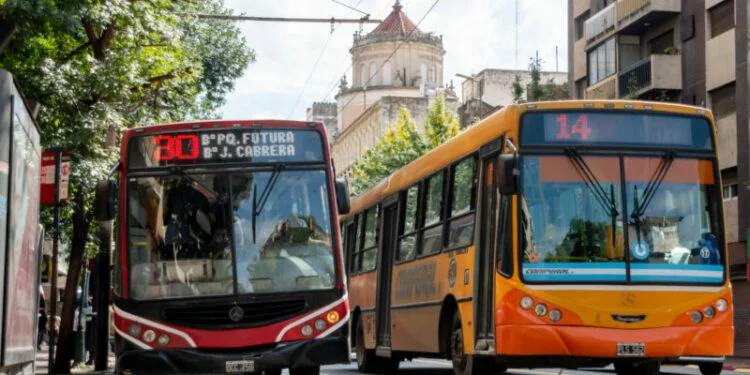 Colectivo detenido en la avenida en Córdoba durante asamblea de UTA