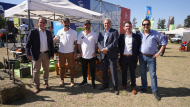 Puestos de pymes cordobesas exhibiendo maquinaria agrícola en la Expo Rural de Río Cuarto