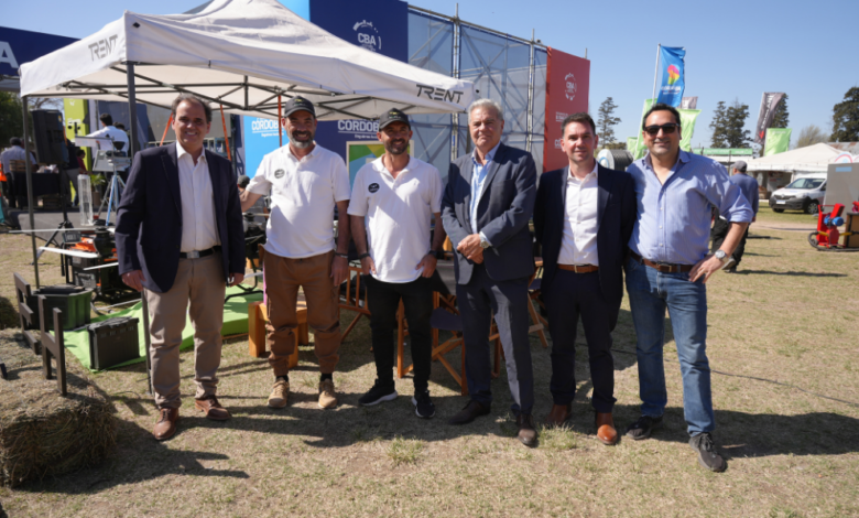 Puestos de pymes cordobesas exhibiendo maquinaria agrícola en la Expo Rural de Río Cuarto