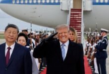Donald Trump y Xi Jinping estrechándose la mano frente a la Casa Blanca