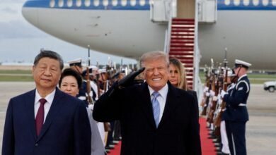 Donald Trump y Xi Jinping estrechándose la mano frente a la Casa Blanca