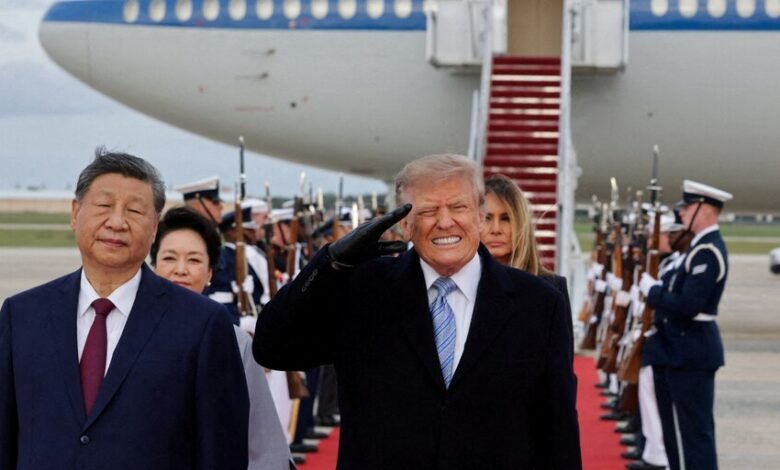 Donald Trump y Xi Jinping estrechándose la mano frente a la Casa Blanca