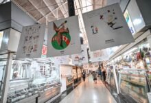 Exposición de humor gráfico en el Mercado Norte, Córdoba, con viñetas que retratan la vida cotidiana de la ciudad