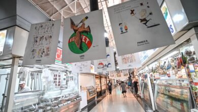 Exposición de humor gráfico en el Mercado Norte, Córdoba, con viñetas que retratan la vida cotidiana de la ciudad