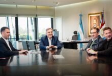 Gobernador Martín Llaryora y el intendente electo Germán Font estrechan la mano en el Centro Cívico del Bicentenario