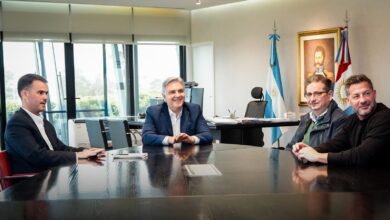 Gobernador Martín Llaryora y el intendente electo Germán Font estrechan la mano en el Centro Cívico del Bicentenario