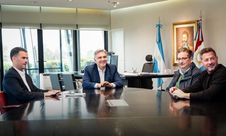 Gobernador Martín Llaryora y el intendente electo Germán Font estrechan la mano en el Centro Cívico del Bicentenario