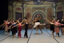 Gobernadora Julieta Morchio junto al bailarín Hernán Piquín en el Teatro del Libertador General San Martín