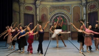 Gobernadora Julieta Morchio junto al bailarín Hernán Piquín en el Teatro del Libertador General San Martín
