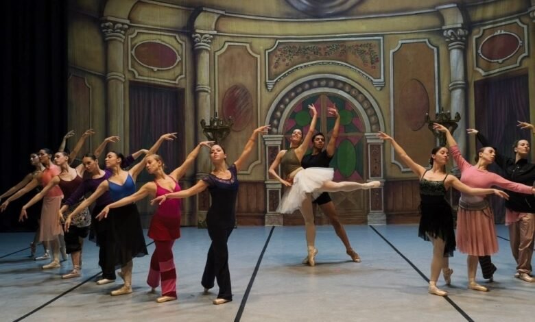 Gobernadora Julieta Morchio junto al bailarín Hernán Piquín en el Teatro del Libertador General San Martín