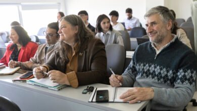 Participantes del Bootcamp OpenGov Lab 2026 presentan sus prototipos en el campus de la Universidad Siglo 21, Córdoba