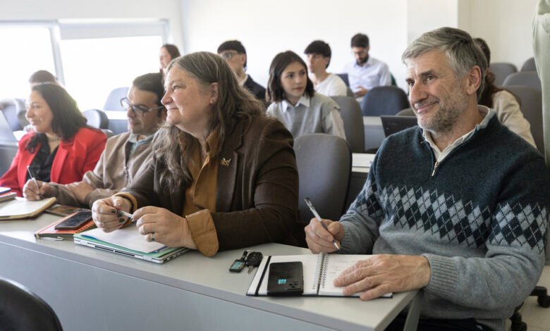 Participantes del Bootcamp OpenGov Lab 2026 presentan sus prototipos en el campus de la Universidad Siglo 21, Córdoba