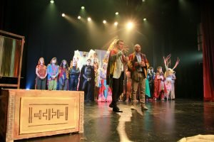Escena del Festival Internacional de Teatro Córdoba 2026 con niños y niñas disfrutando la función
