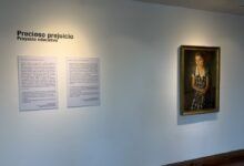 Estudiantes interactuando con la obra restaurada en la Sala 0 del Museo Caraffa