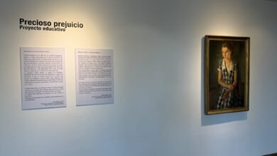 Estudiantes interactuando con la obra restaurada en la Sala 0 del Museo Caraffa