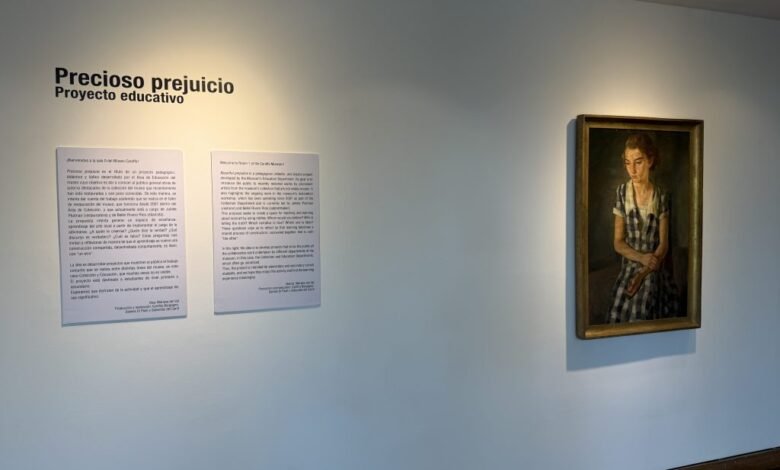 Estudiantes interactuando con la obra restaurada en la Sala 0 del Museo Caraffa