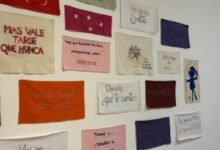 Mujeres bordando en el Museo Emilio Caraffa, Córdoba, durante la exposición de diez años