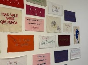 Mujeres bordando en el Museo Emilio Caraffa, Córdoba, durante la exposición de diez años