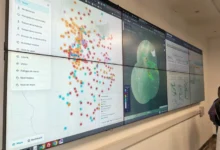 Andrés Rodríguez, coordinador del Observatorio Hidrometeorológico de Córdoba, conversando con la meteoróloga Karina Vargas del Servicio Meteorológico Nacional.