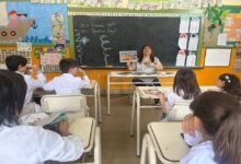 Docente en aula preparando material para la prematriculación del ISEP