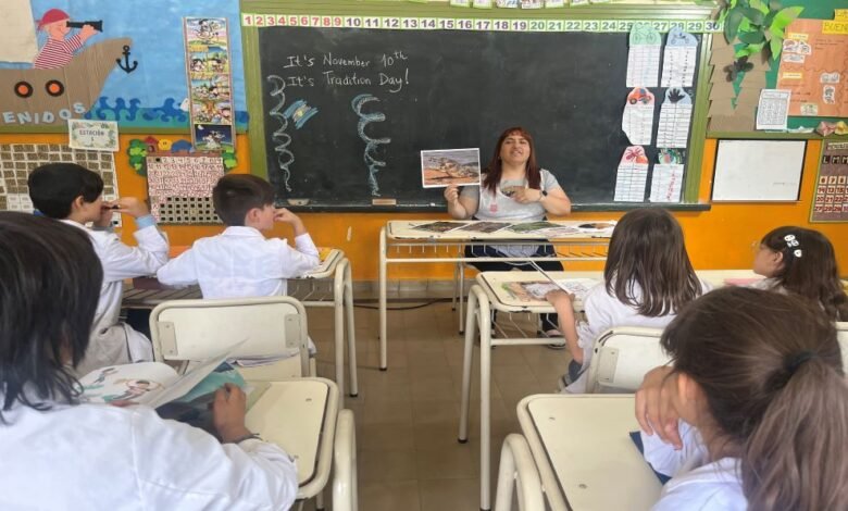 Docente en aula preparando material para la prematriculación del ISEP