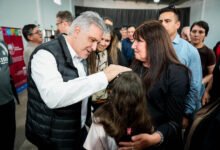 Gobernador Martín Llaryora recibiendo a autoridades locales durante su visita al Camino de Brochero, San Alberto, Córdoba