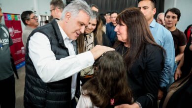 Gobernador Martín Llaryora recibiendo a autoridades locales durante su visita al Camino de Brochero, San Alberto, Córdoba