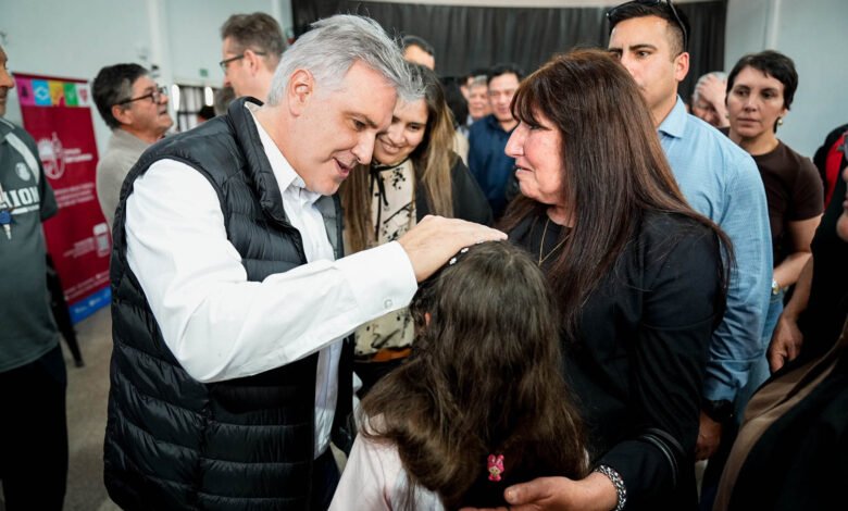 Gobernador Martín Llaryora recibiendo a autoridades locales durante su visita al Camino de Brochero, San Alberto, Córdoba