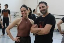 Hernán Piquín sobre el escenario del Teatro del Libertador con el Ballet Oficial de la Provincia