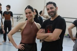 Hernán Piquín sobre el escenario del Teatro del Libertador con el Ballet Oficial de la Provincia