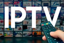 Pantalla de móvil mostrando app de IPTV pirata mientras se ve fútbol